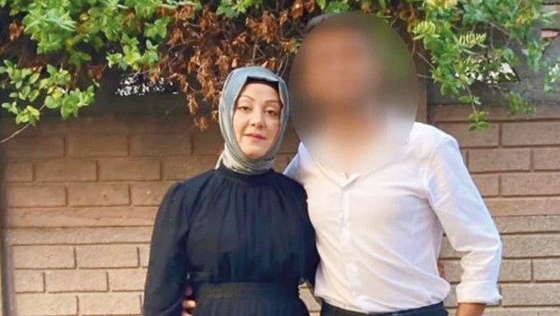 Üç gün sonra mahalleye gelen Serkan Ürkmez, otobüs durağında karşılaştığı eşi Gülten Ürkmez'i başından silahla vurarak öldürd
