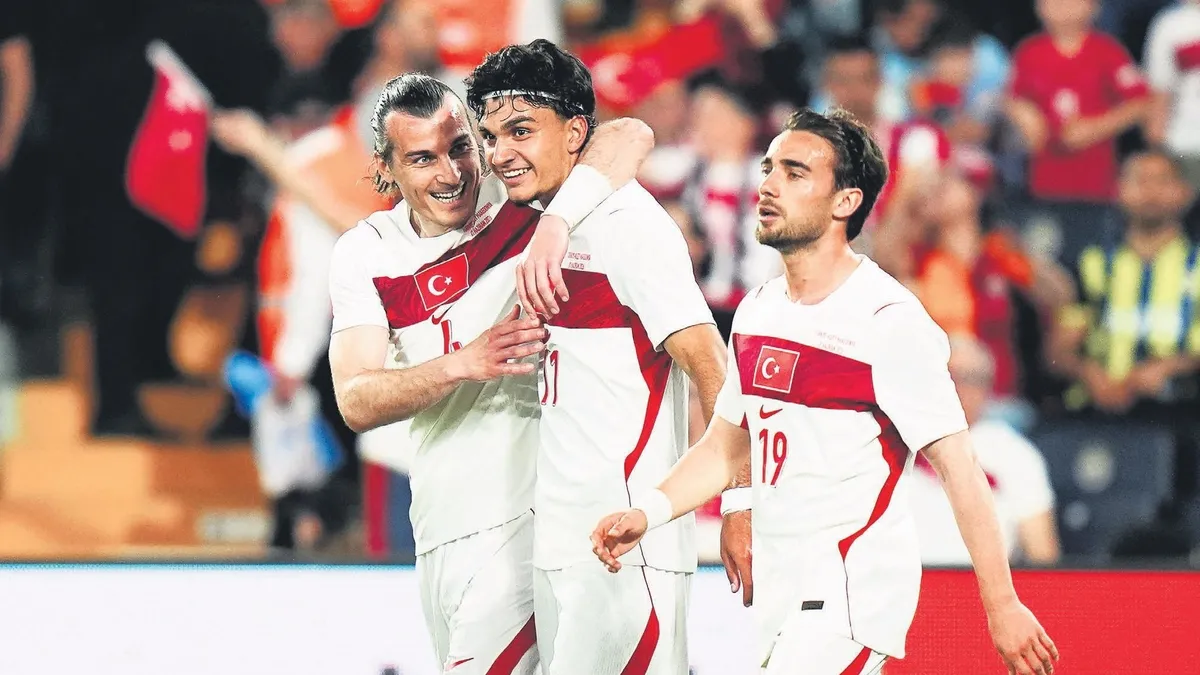 MİLLİ TAKIM'A CAN GELDİ Bundesliga ekibi Eintracht Frankfurt'ta forma giyen Can Uzun, dün gece ceza sahası çizgisi üzerinden 