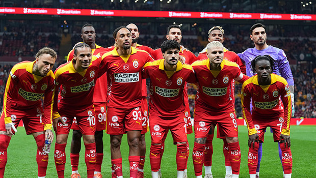 Galatasaray ’da yeni sezon öncesi kadro planlaması devam ederken iki yıldız isim ile ilgili ayrılık iddiaları gündeme geldi.