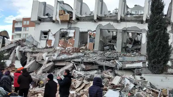 Kahramanmaraş merkezli 6 Şubat depremlerinde, Adıyaman'ın Merkez ilçesinde yer alan Sueda Kent Sitesi B Blok'unun yıkılması s