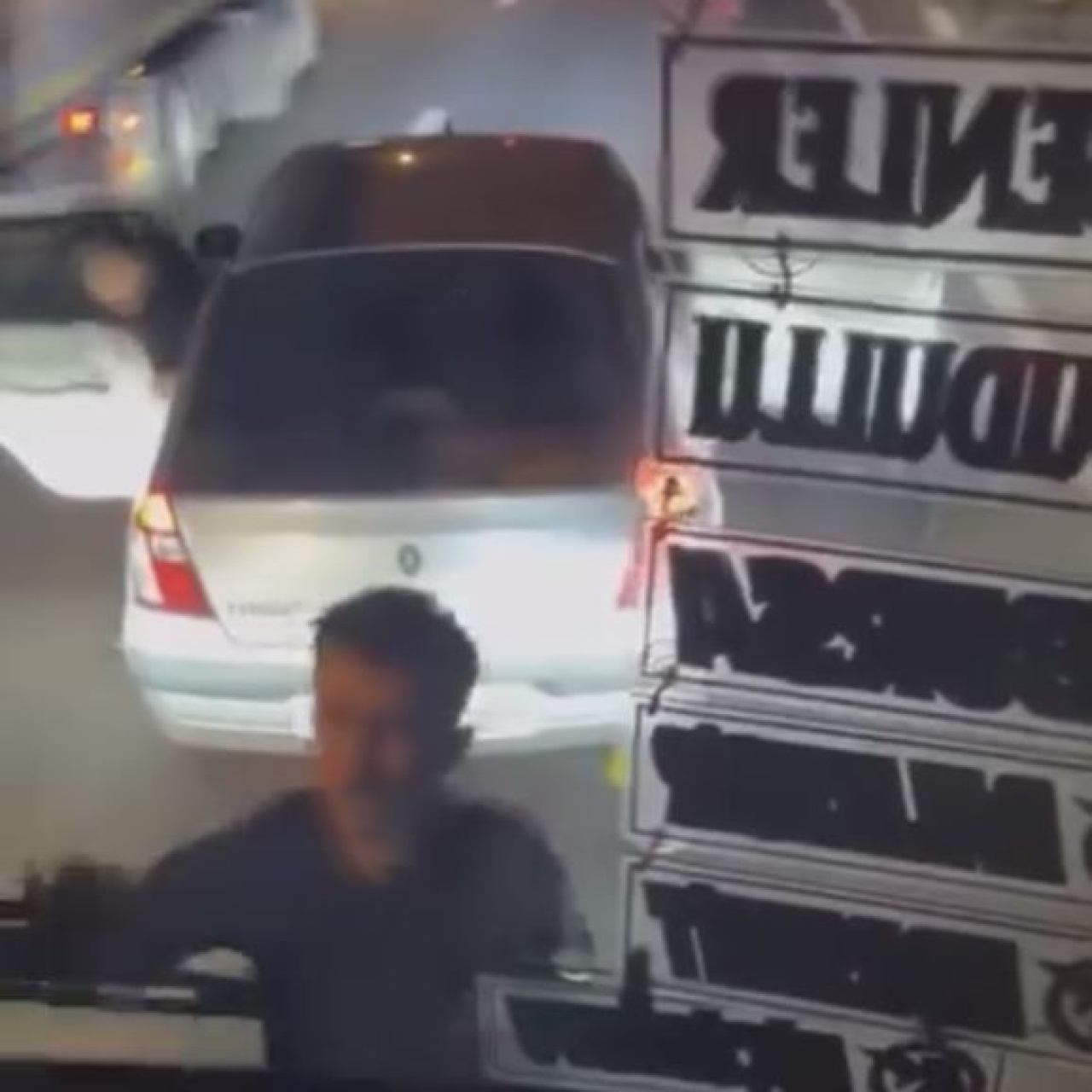 Olay, gece yarısı Güre ile Akçay mahalleleri mevkisi E-87 kara yolunda meydana geldi.