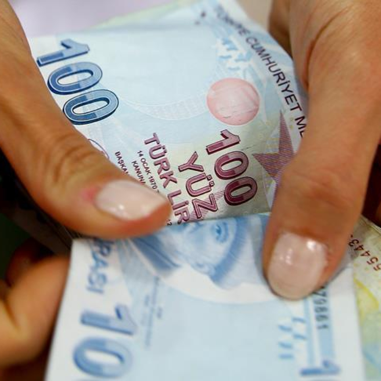 5 aylık enflasyon verilerinin netleşmesiyle birlikte asgari ücrette ara zam yeniden milyonların gündemine taşındı.