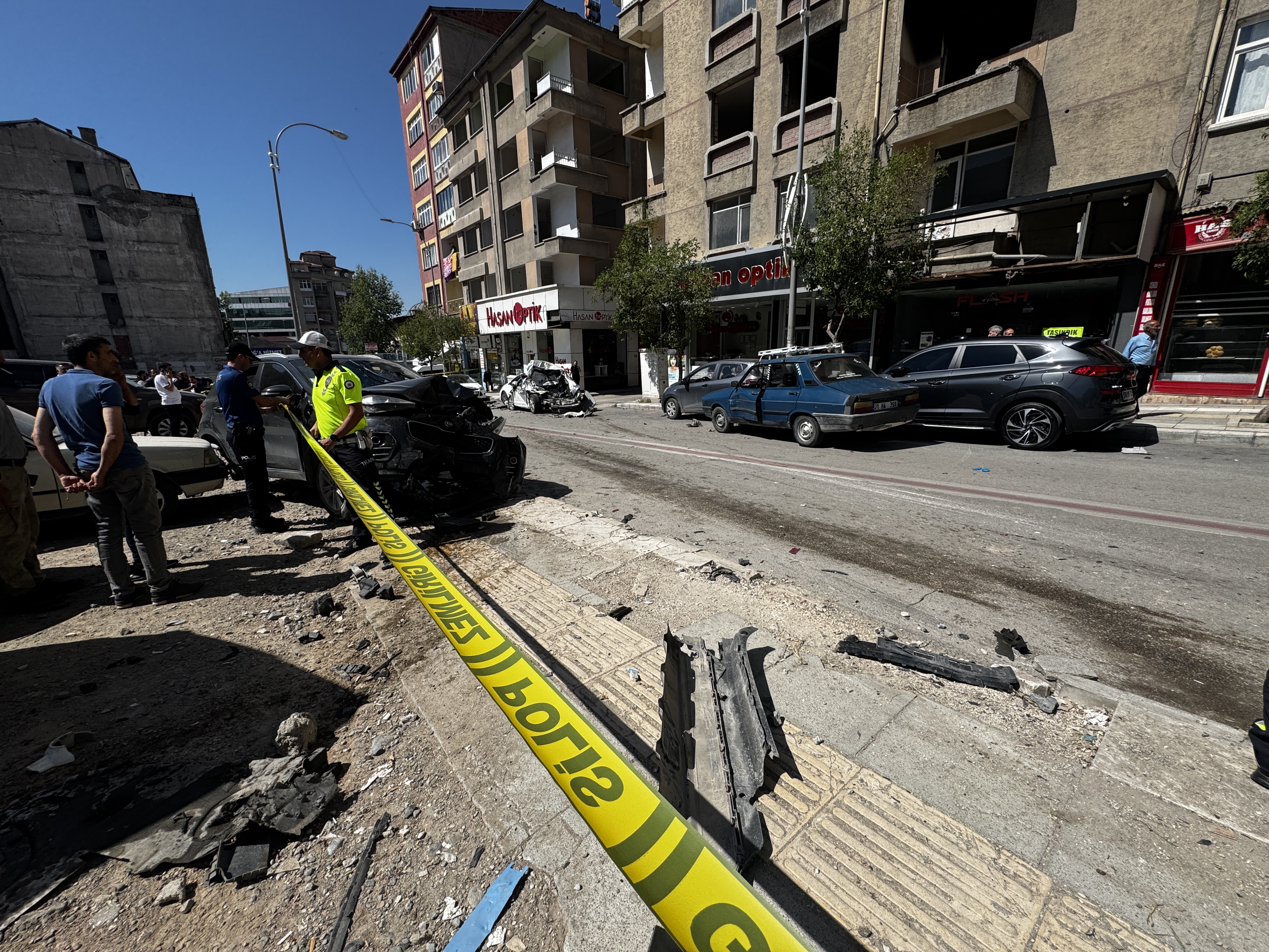 Elazığ'da freni patlayan hafriyat kamyonu ortalığı savaş alanına çevirdi.