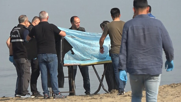 Akasya Plajı'nda sabah saatlerinde kıyıya bir çocuk cesedi vurduğu fark edenler, durumu polise bildirdi.