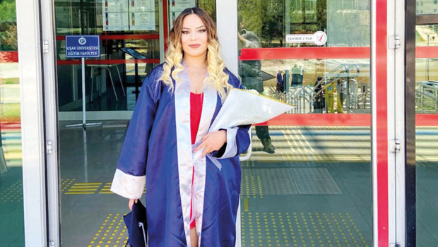 Adana ’da doğup büyüyen annesi avukat, babası asker olan 24 yaşındaki Zeynep Ayça Yurdakul, Uşak Üniversitesi Okul Öncesi Öğr
