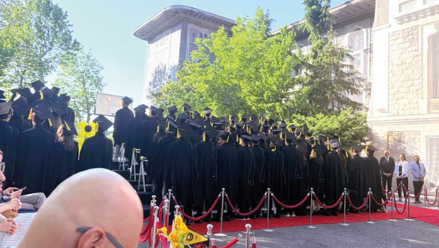 İstanbul Erkek Lisesi’nde önceki gün düzenlenen mezuniyet töreninde konuşma yapmak üzere kürsüye çıkan okul müdürü Hikmet Kon