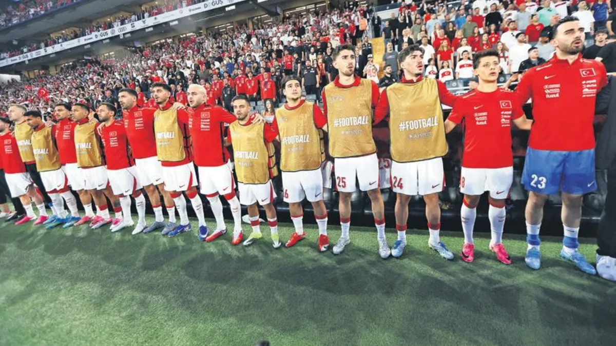 1- Venezuela karşısında Montella'nın sahaya çıkardığı 11'i nasıl buldunuz? Milli Takım'ın performansı nasıldı? Milli Takım 'ı