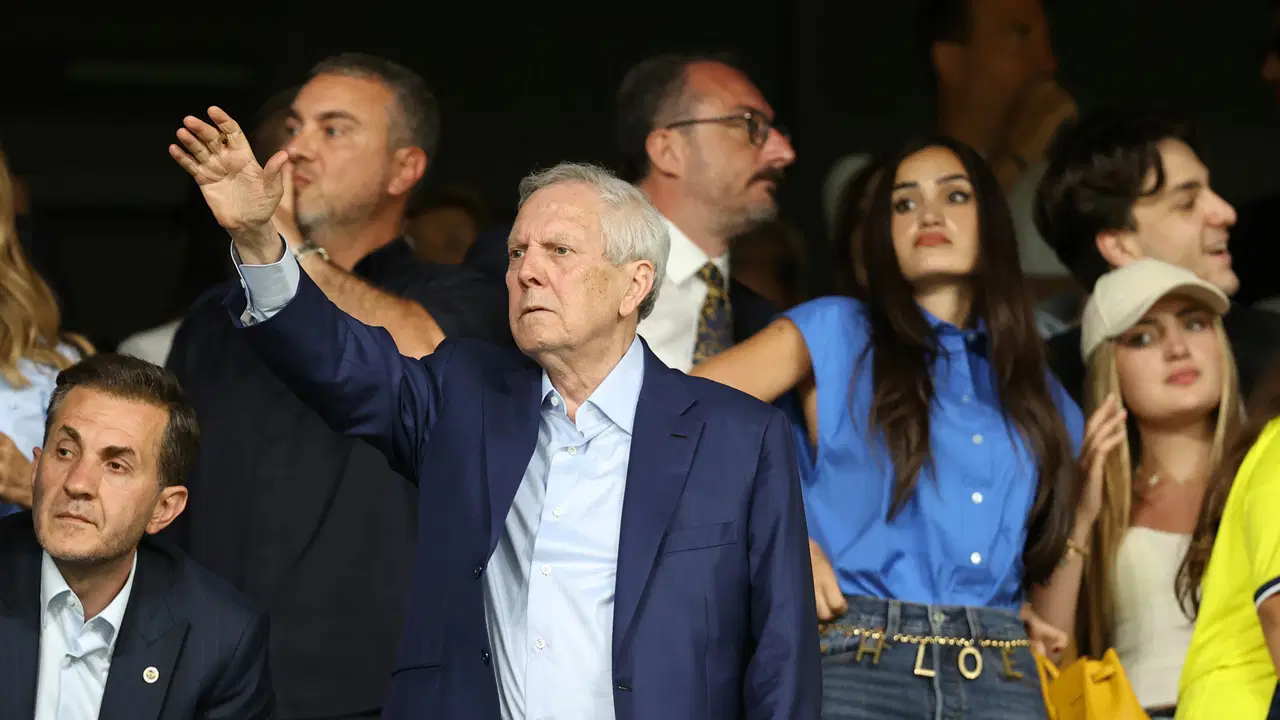 Fenerbahçe'de dün gerçekleştirilen olağanüstü seçimli genel kurul toplantısında Aziz Yıldırım yeniden başkanlığa seçildi.