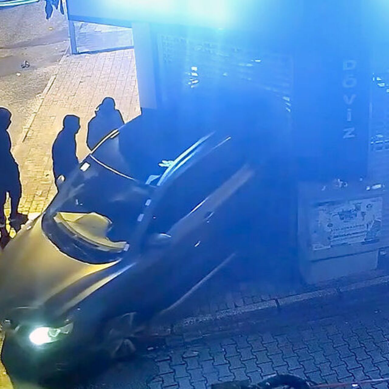 Adana'da yüzlerini kapüşon ve kar maskesiyle gizleyen 4 kişi, kepengini ciple çarparak kırıp, girdikleri döviz bürosundan 16 