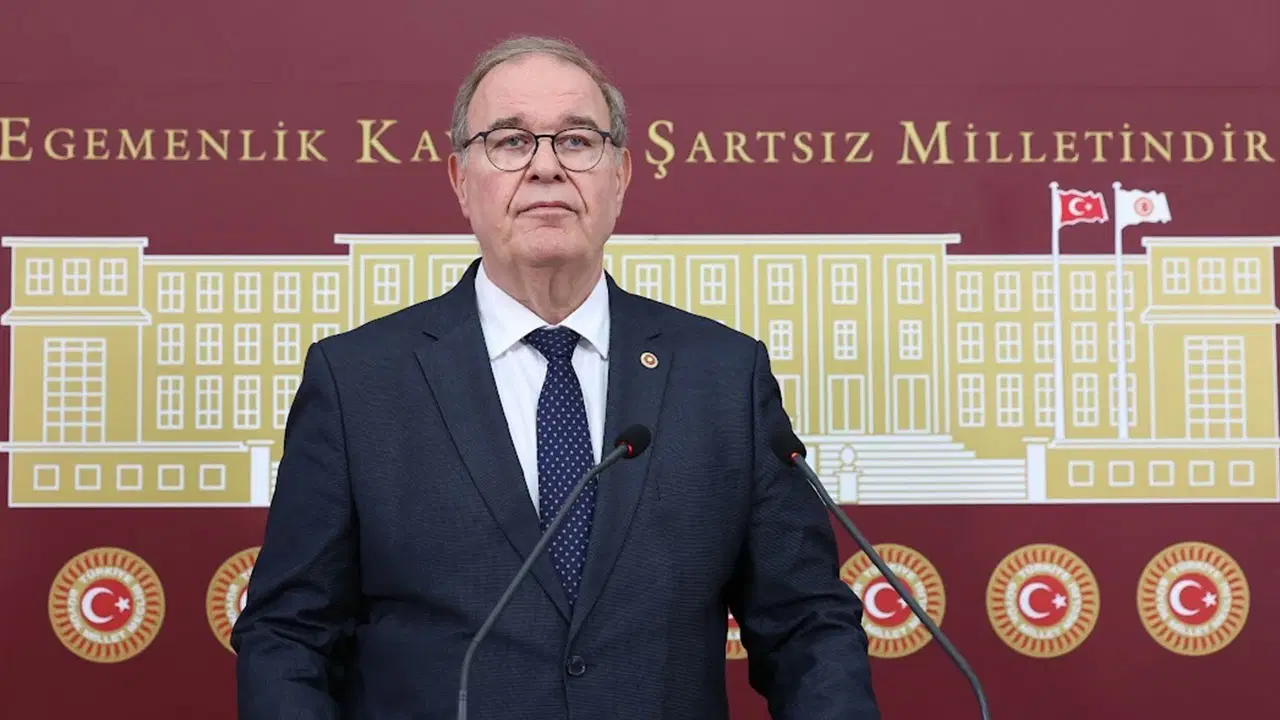 Mahkeme kararıyla CHP Genel Başkanlığına atanan Kemal Kılıçdaroğlu 'na yakınlığı ile bilinen ve 6 dönem milletvekilliği