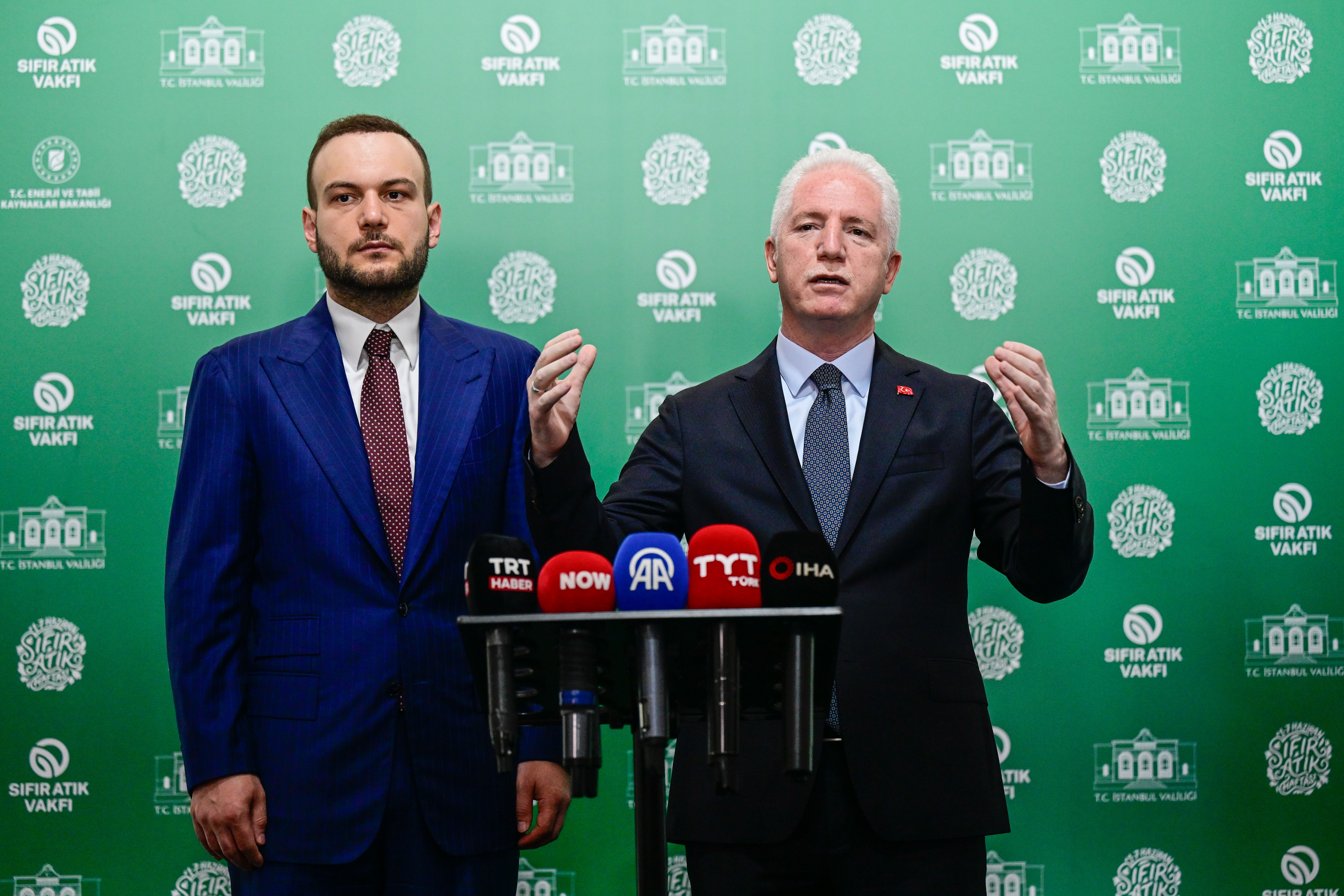 İstanbul Valisi Davut Gül (sağda) ve Sıfır Atık Vakfı Başkanı Samed Ağırbaş (solda) basın toplantısı düzenledi.
