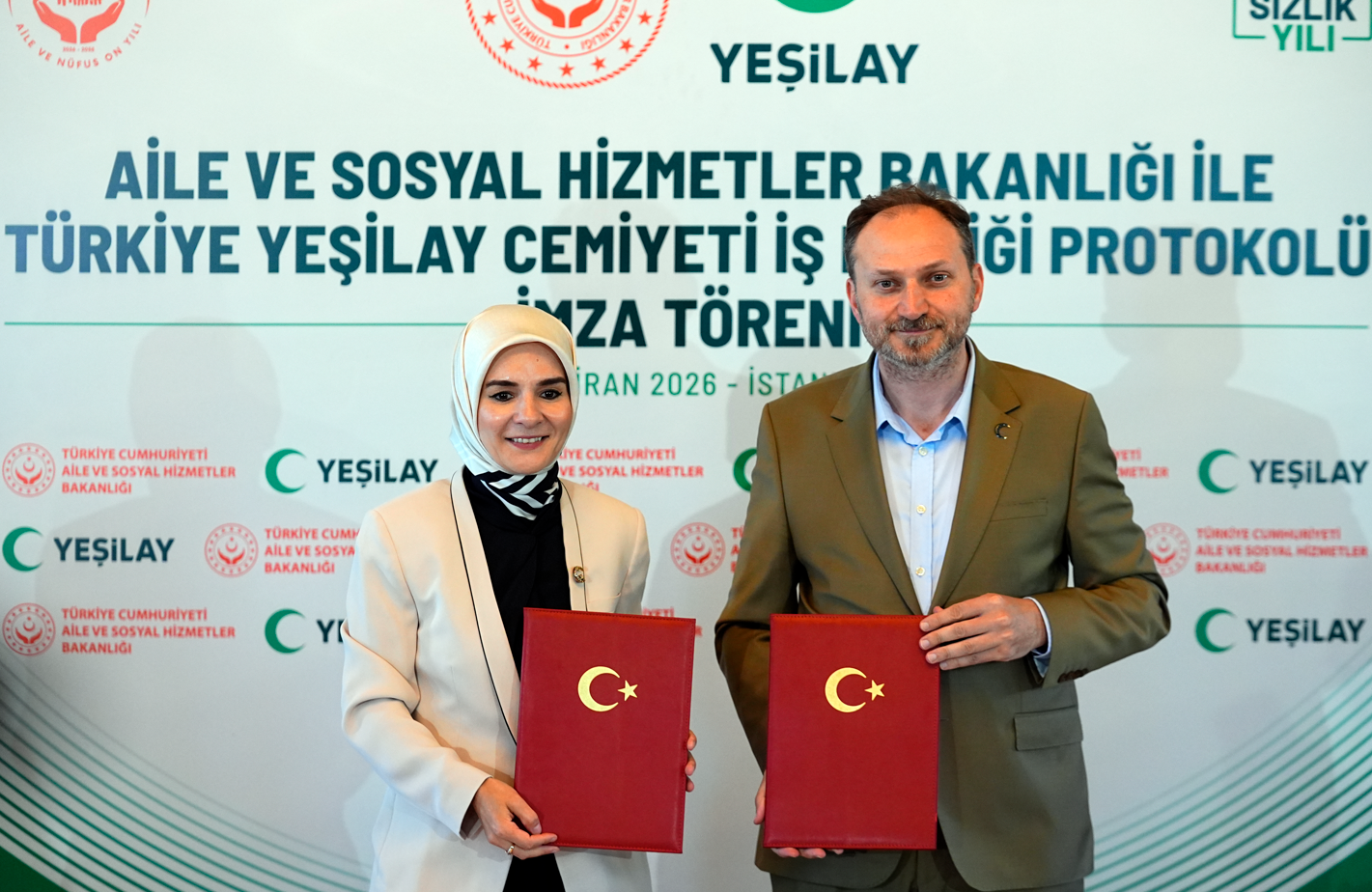 Törene Aile ve Sosyal Hizmetler Bakanı Mahinur Özdemir Göktaş (solda) ve Türkiye Yeşilay Cemiyeti Genel Başkanı Mehmet Dinç (