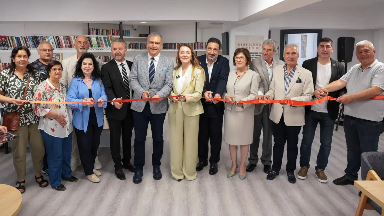 Konak Belediyesi, Ege Beşiktaşlı İş İnsanları Derneğiyle (EBİAD) birlikte hayata geçirdiği Cumhuriyet Kütüphaneleri projesine
