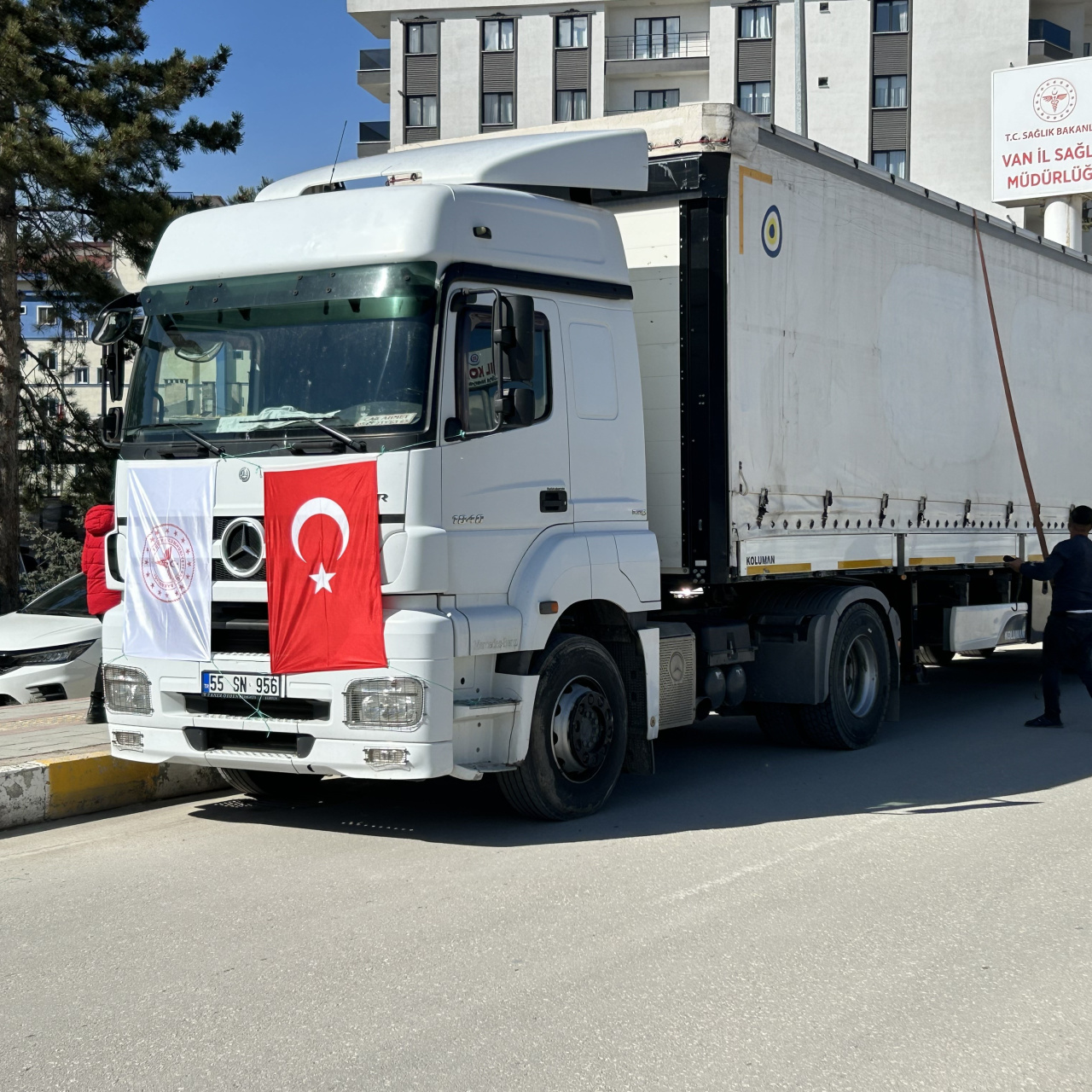 Türkiye'den İran'a 6 TIR ilaç