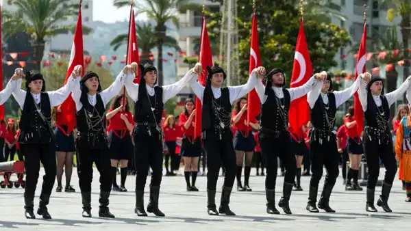 Türkiye Halk Oyunları Federasyonu, 5 bin kişilik horon ekibi ile Guinness Dünya Rekoru kırmaya çalışacak.