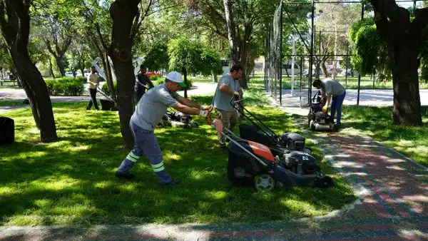 Tepebaşı Belediyesi, yağışların sona ermesi ve hava sıcaklıklarının yükselmesiyle birlikte ilçe genelindeki park ve yeşil ala