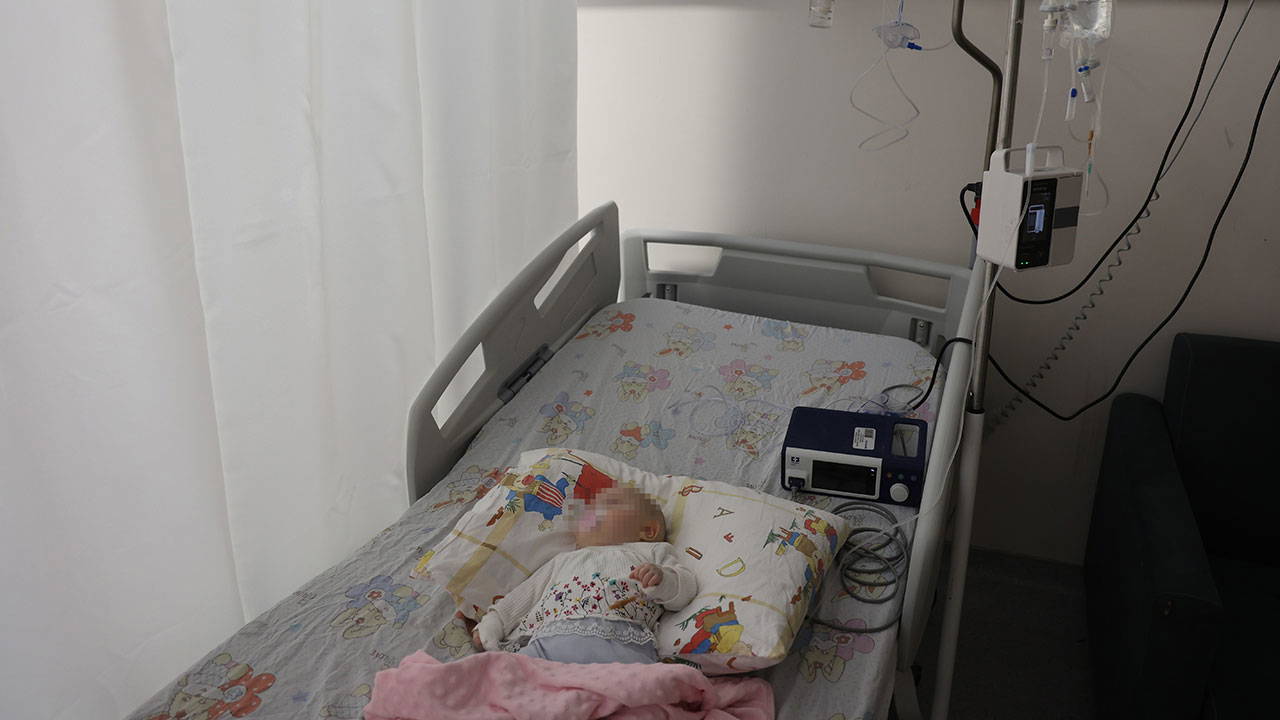Hatay’da hastanede skandal: Hemşire serumu çıkarırken 5 aylık bebeğin parmağını kesti