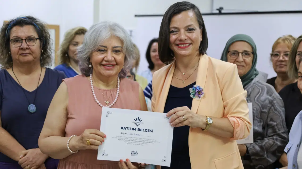 Karabağlar Belediyesi Nokta İleri Yaş Alma Merkezi'nde sürdürülen eğitim, sosyal ve psikolojik destek programları, düzenlenen