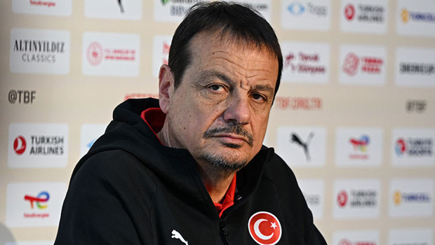 Panathinaikos Başantrenörü Ergin Ataman, Olympiakos ile oynadıkları karşılaşmada rakip takım taraftarlarnın tezahüratlarına t