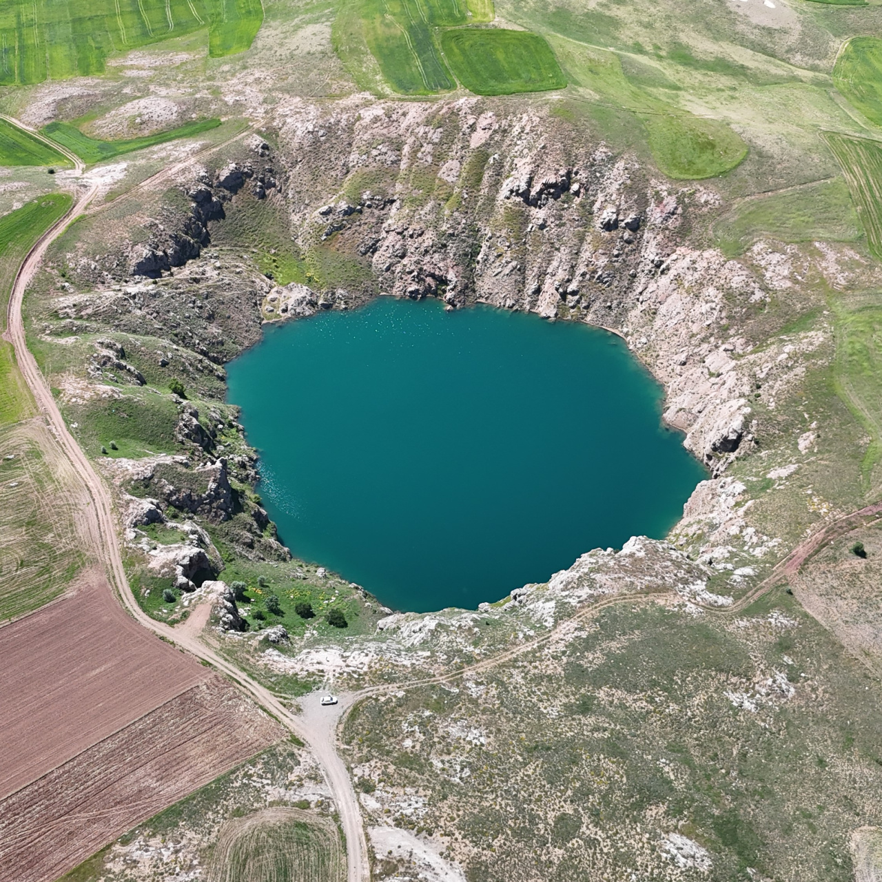 Uçsuz bucaksız bozkırda, doğanın nazar boncuğu!