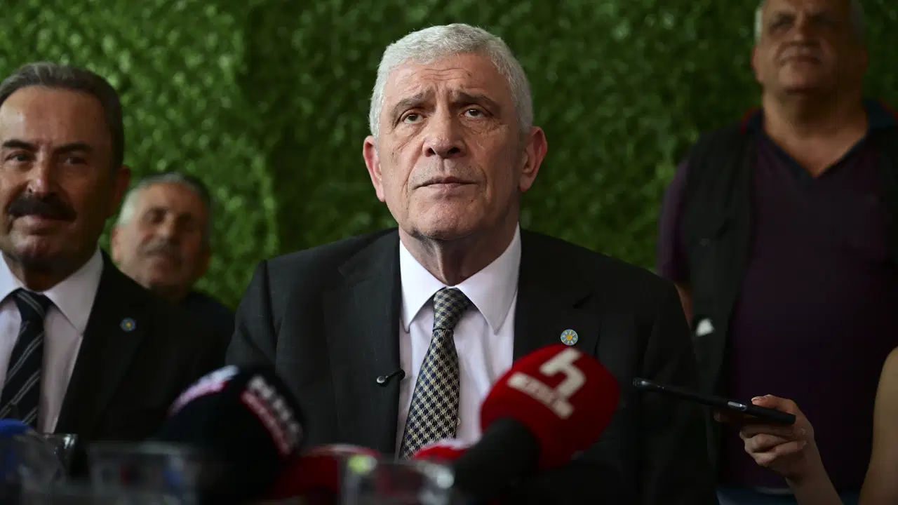 İYİ Parti Genel Başkanı Müsavat Dervişoğlu , Ulus'ta bir kıraathanede emekli yurttaşlarla bir araya geldi.