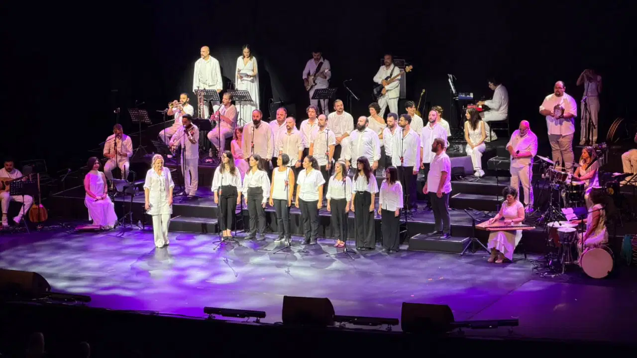 Kardeş Türküler, Harbiye Cemil Topuzlu Açıkhava Tiyatrosu ’nda düzenlenen “Yan Yana” konserinde sahne aldı.