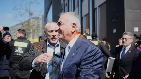 İşgal destekçisi Pehlevi’ye boyalı saldırı: Kameralar önünde hedef alındı