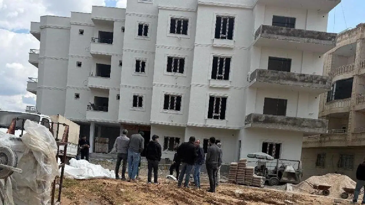 Çalıştığı inşaatın 3’üncü katından düşen işçi ağır yaralandı