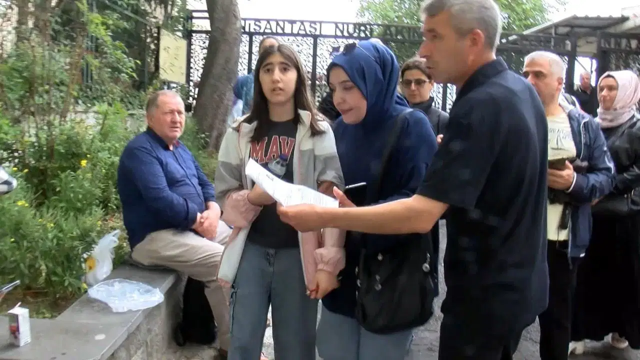 Şişli Maçka Pakmaya Hüsamettin Ziler Ortaokulu'nda yanlış okula gelen öğrenci okul okul gezdi.
