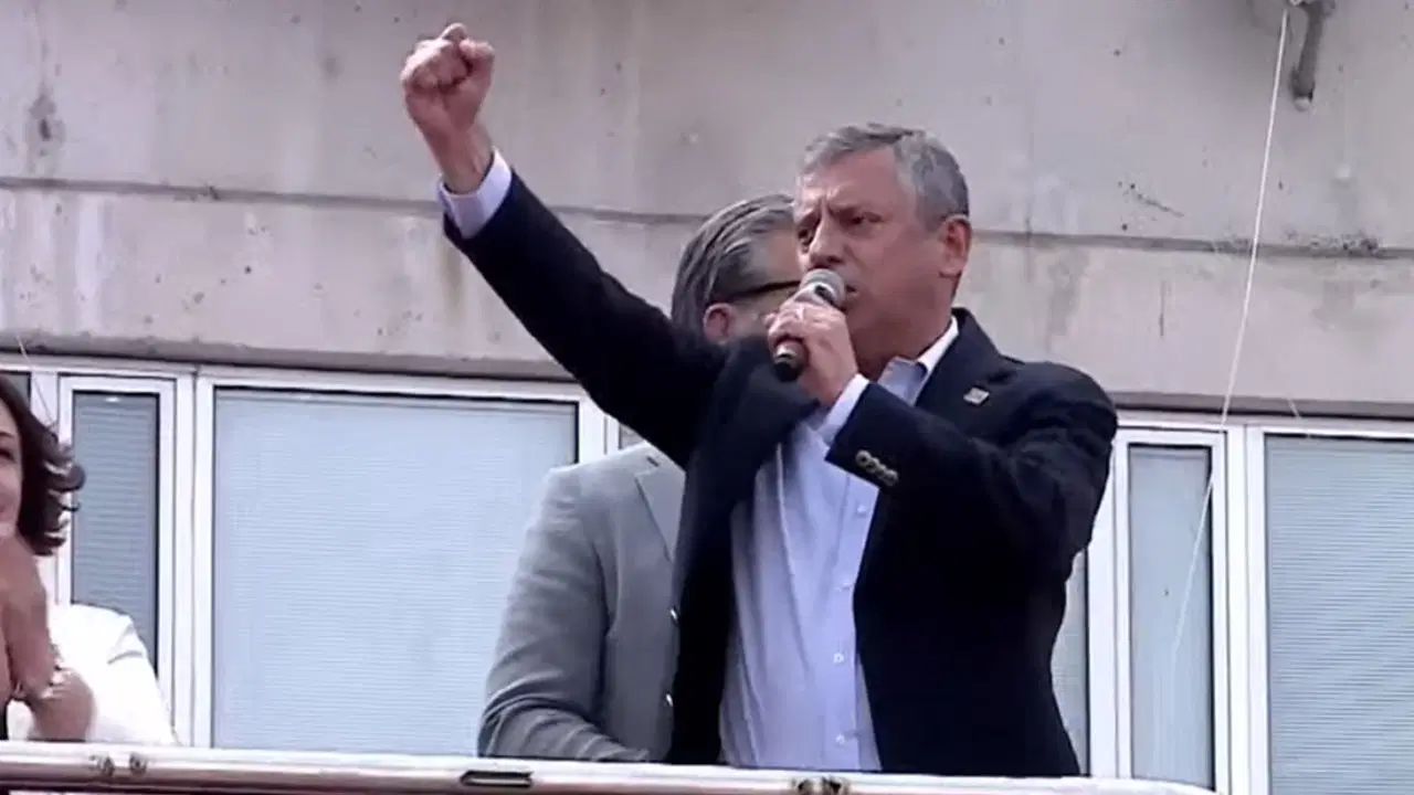 Özgür Özel Lüleburgaz'dan sesleniyor: 'CHP'ye çökmeye çalışanlar bilsin, bu millete diz çöktüremezsiniz'