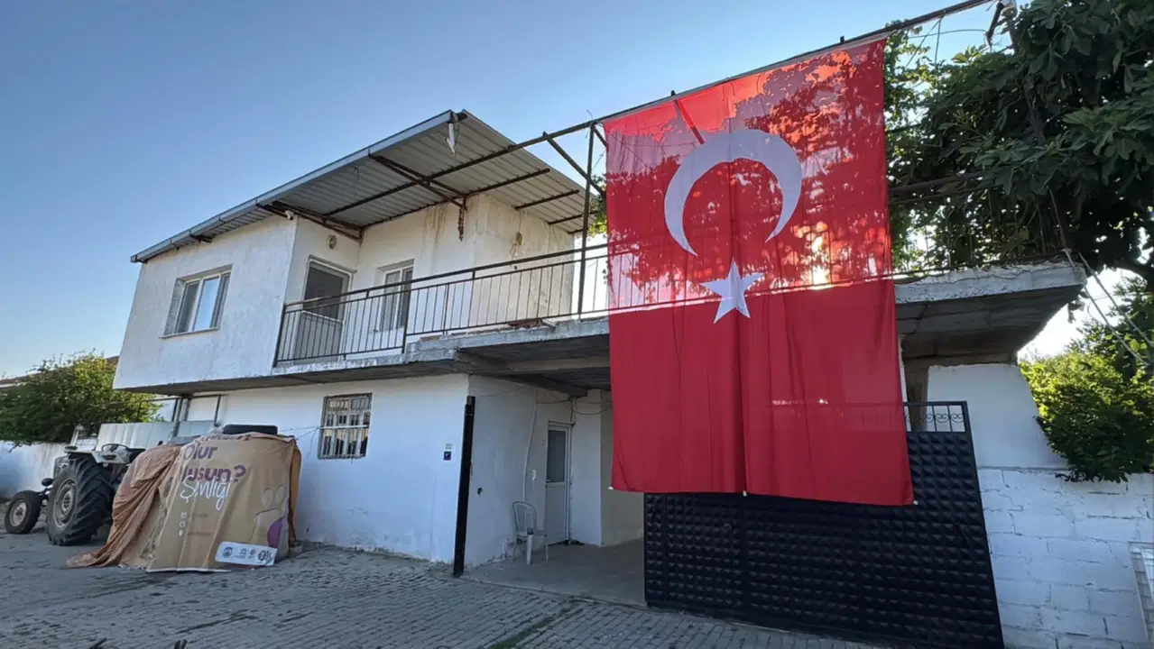 Şehit polisin babaevine Türk bayrağı asıldı