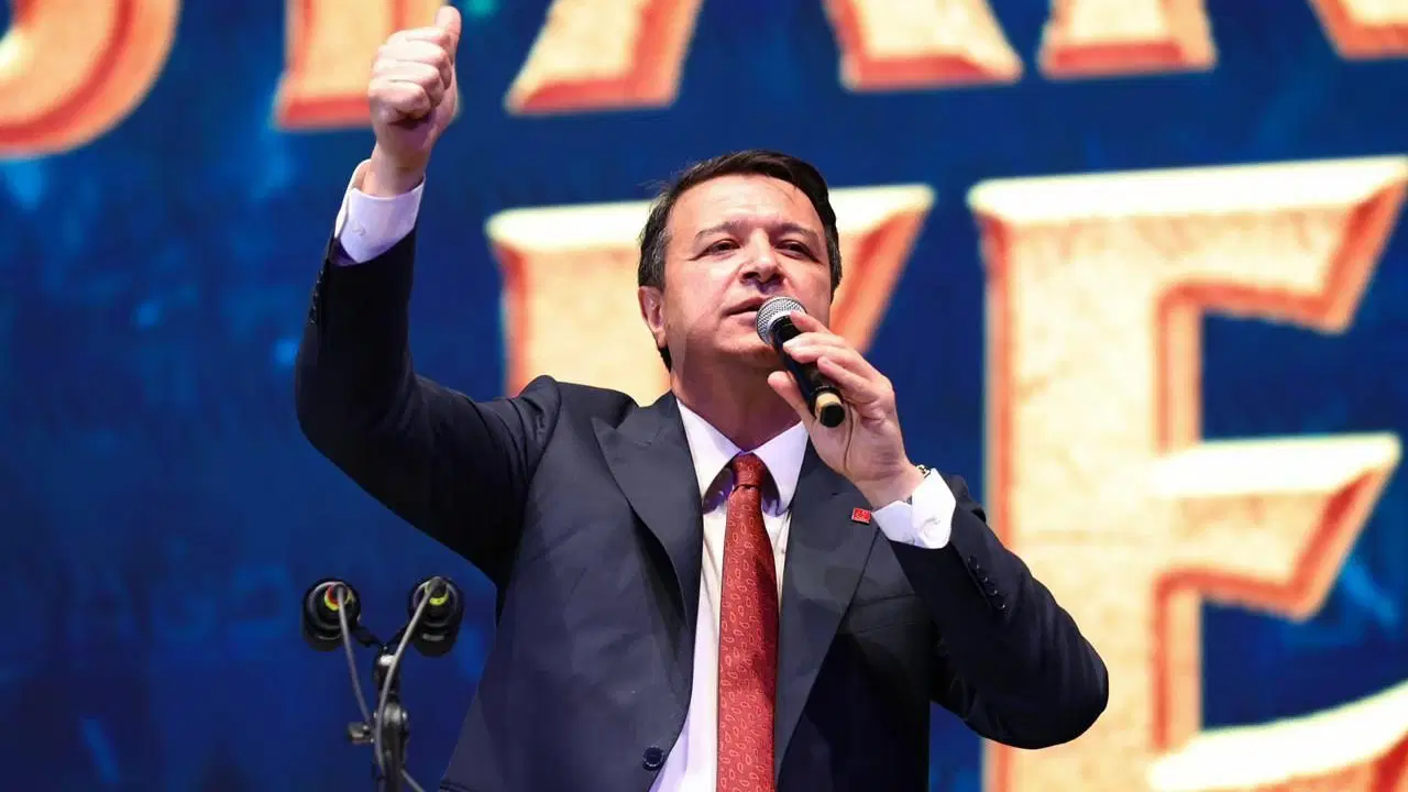 Saadet Genel Başkanı Mahmut Arıkan , Anadolu Gençlik Derneği (AGD) ve Milli Gençlik Vakfı (MGV) tarafından düzenlenen 573.