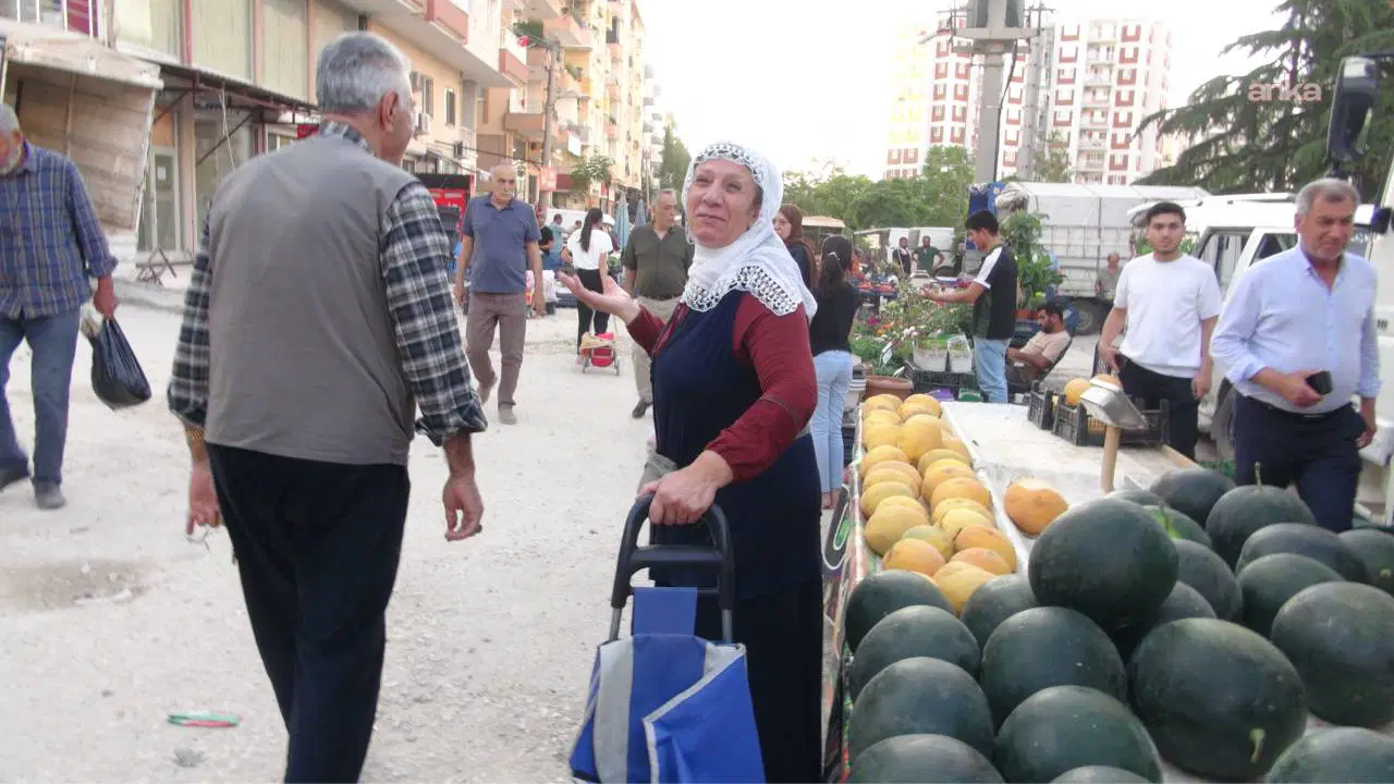 Yurttaşlar semt pazarında isyan etti: 'Millet bir kilo et alamıyorsa neyi tartışıyoruz?'
