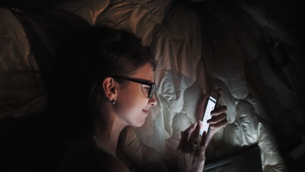 Uzmanından kritik uyarı: Gece yayılan mavi ışık depresyon sebebi!