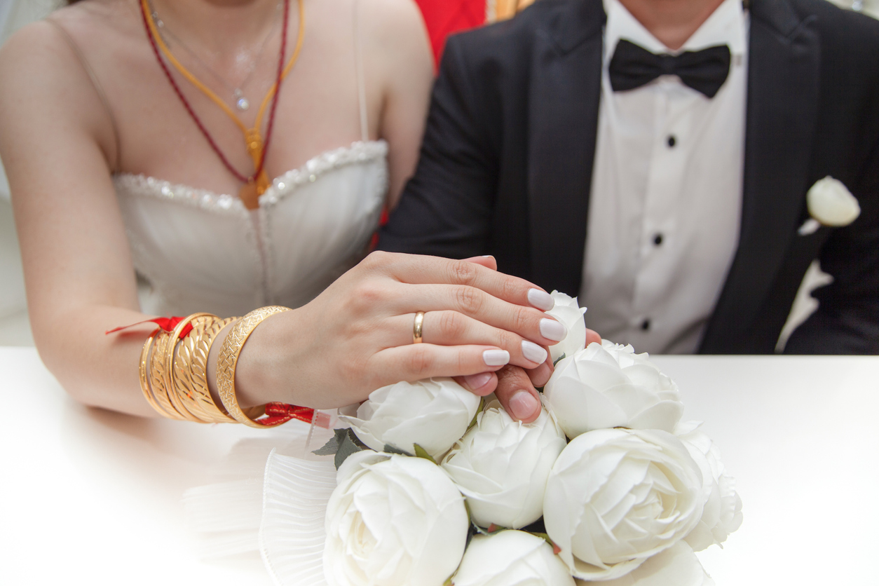 Ses getiren yeni hizmette, tıpkı nikah memurları gibi cübbe giyen oyuncular, nikah törenlerini simgesel olarak yönetiyor.