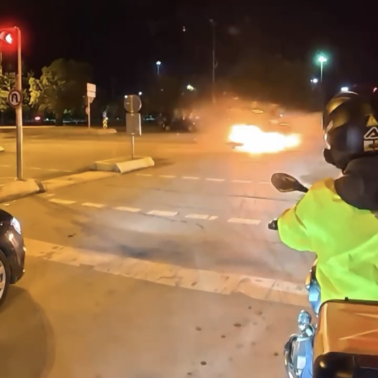 Maltepe'de iki otomobilin kavşakta çarpışması sonucu meydana gelen kazada 3 kişi yaralandı.