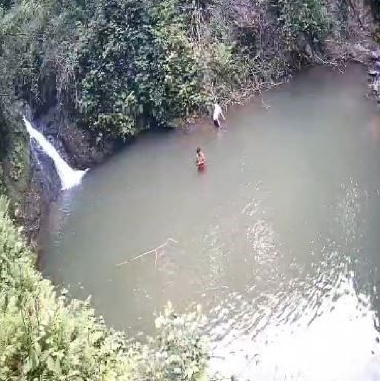 Artvin'in Arhavi ilçesinde serinlemek için girdikleri gölette boğulma tehlikesi geçirerek hayatlarını kaybeden müezzin