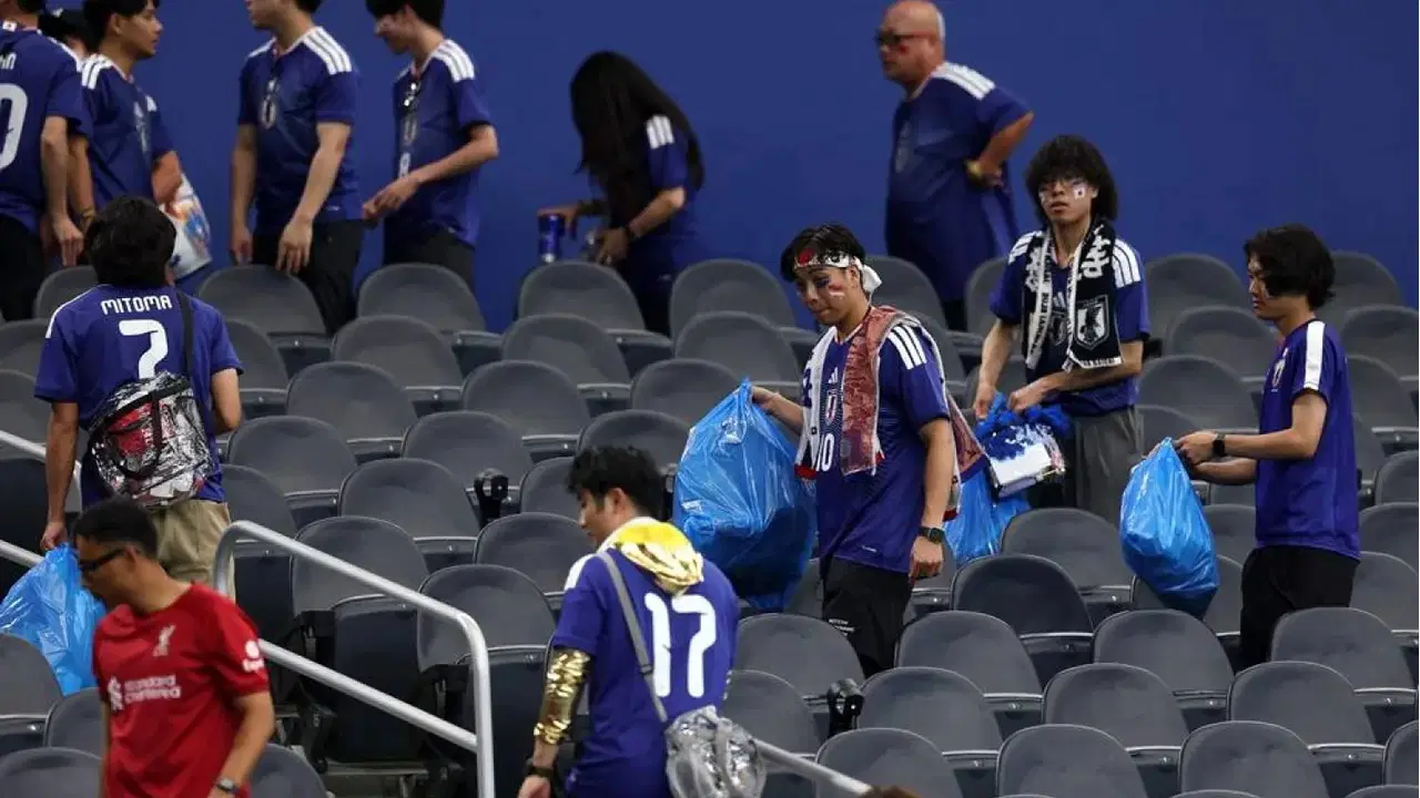Japon taraftarlardan anlamlı hareket: Gol sevinci bitti, temizlik mesaisi başladı