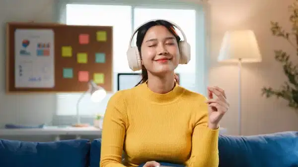 Kulaklık bağımlıları: Dışarı adım attığı an dünyayla bağını koparan 3 müzik tutkunu burç!