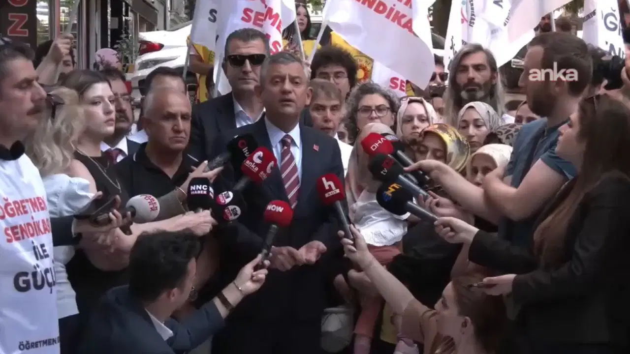 Özgür Özel'den açlık grevindeki öğretmenlere destek ziyareti: Bahçeli'ye çağrıda bulundu