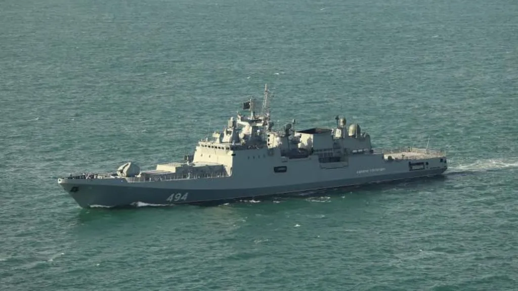 Rus savaş gemisi İngiltere bandıralı yata ateş açtı