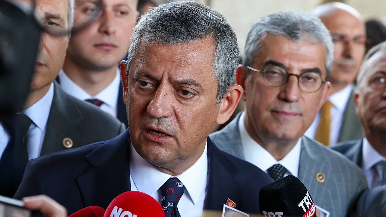 Seçilmiş CHP Genel Başkanı Özgür Özel , Kemal Kılıçdaroğlu MYK'sinin aldığı kararlar sonrası açıklamalarda bulundu.