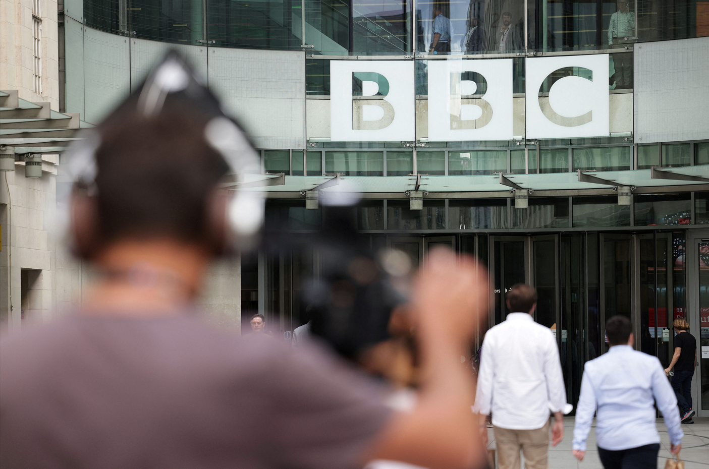 İngiliz devlet yayıncısı BBC, gelecek 2 yılda 500 milyon sterlin tasarruf sağlamayı hedefleyen planın ilk aşamasında 550 kişi