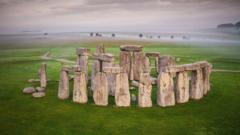 Arkeologlar, tarih öncesine dayanan Stonehenge'ten yaklaşık 5 km uzakta, ondan daha erken bir döneme ait ve çok daha basit bi