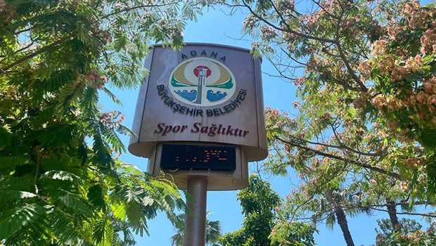 Türkiye'nin en sıcak kentlerinden Adana 'da hava sıcaklığının mevsim normallerinin üzerinde seyretmesi vatandaşları olumsuz e