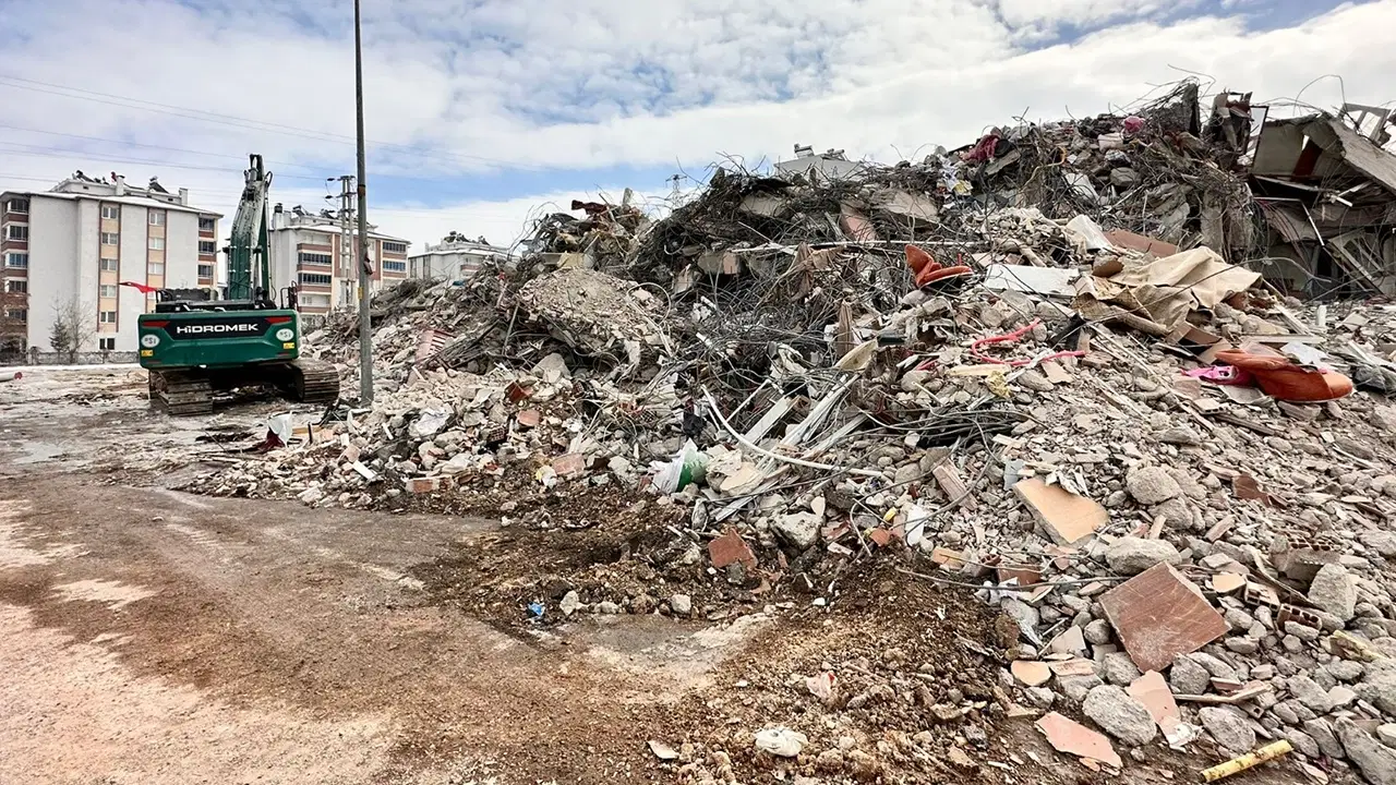 Depremde yıkılan Sağlam Evler Sitesi davasında karar: 2 sanığa beraat