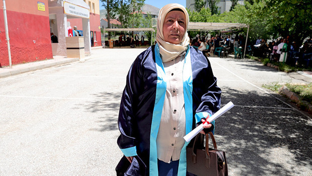 Şehit oğlunun isteğini yerine getirdi! Hamide Korkmaz 51 yaşında liseden mezun oldu