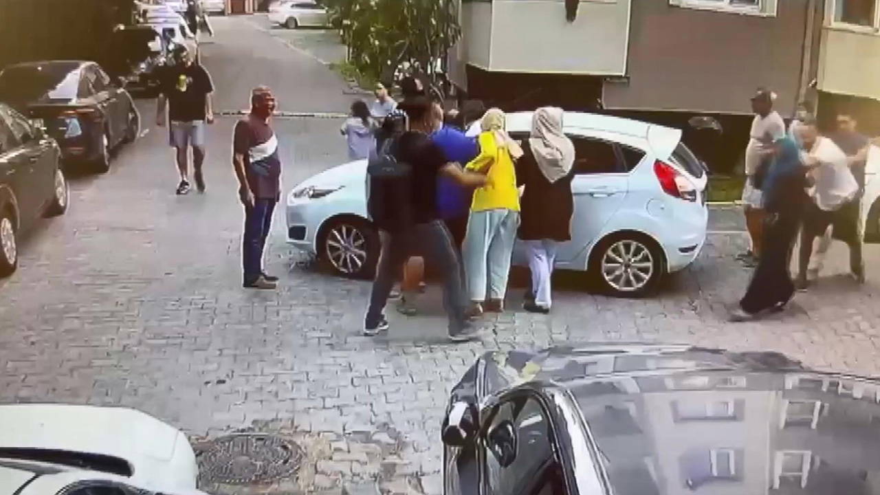 Çekmeköy'de 'sitede yavaş git' kavgası: Çocukların gözü önünde otomobili tekmeleyip anneye saldırdılar!