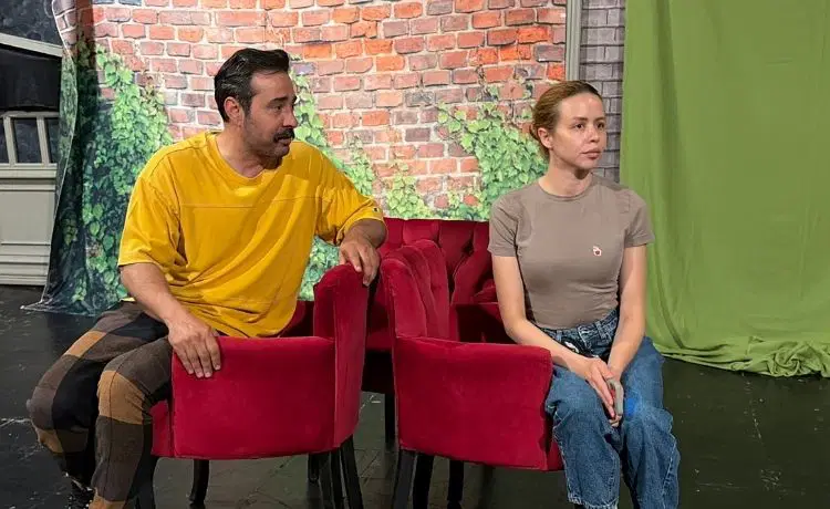 Kadınlar ne düşünüyor, erkekler ne anlıyor? Tiyatro Ak’la Kara ’nın yeni oyunu “Kadın Aklı Erkek Aklı ”, kadın-erkek ilişkile