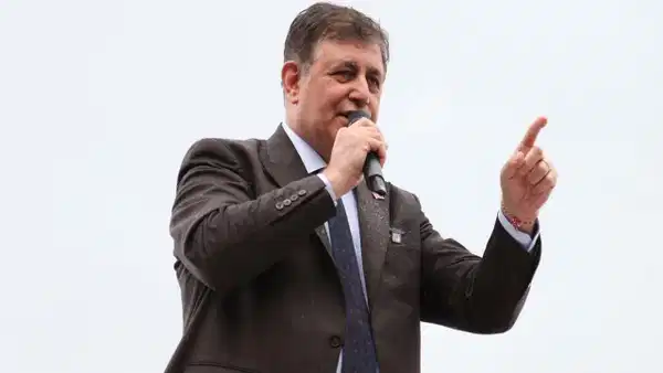 Açıklama yapması bekleniyor... Cemil Tugay CHP'den istifa edecek mi?